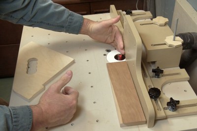 Ajustement d'un appui sur une table � toupie