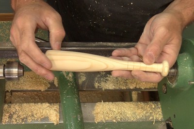 D�monstration de tournage d'un b�ton de baseball jouet