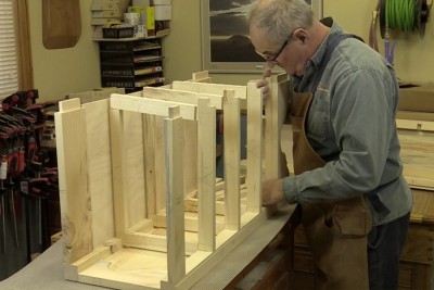 Assemblage d'un meuble avec des techniques traditionnelles