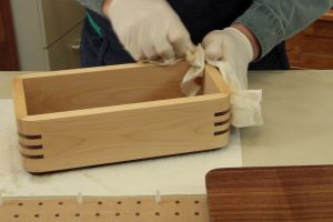 Fini � l'huile neutre sur un coffret