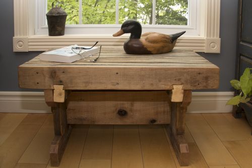 Petite table champ�tre, vue de face