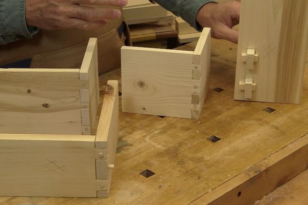 Assemblages de planches en coins