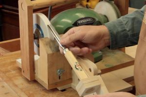 Guide articul� sur une meule