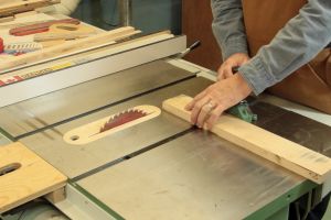 Le travail avec un banc de scie