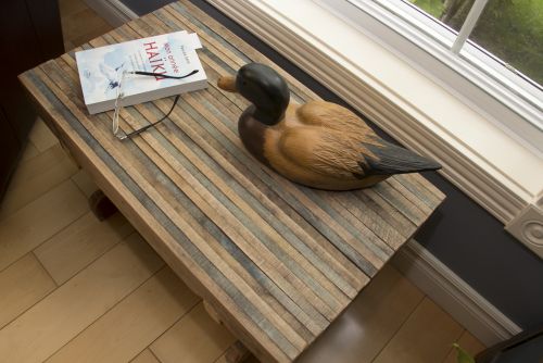 Petite table champ�tre, dessus teint� de bleu