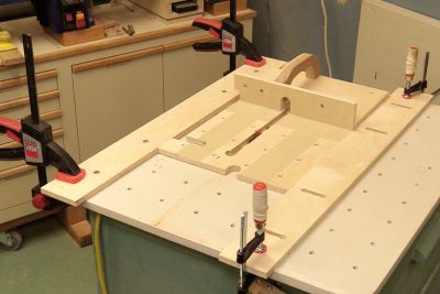 S'installe facilement sur la plupart des mod�les de table � toupie