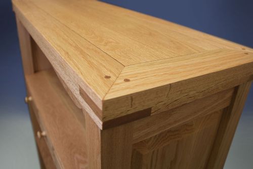 Dessus de meuble avec l'assemblage d'une ceinture � onglets 