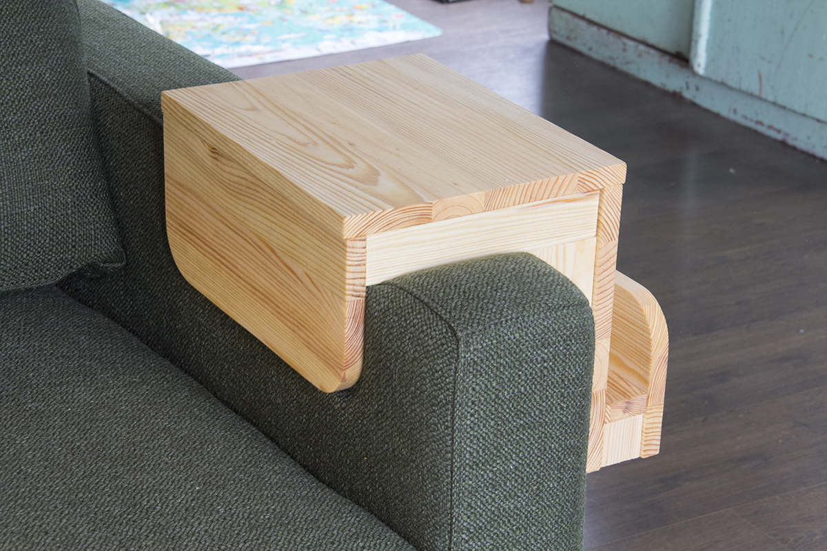 Cette tablette s�adapte facilement sur votre fauteuil pr�f�r�