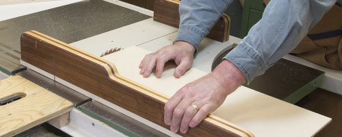 Le guide demeure bien appuy� sur le banc de scie pendant toute la coupe