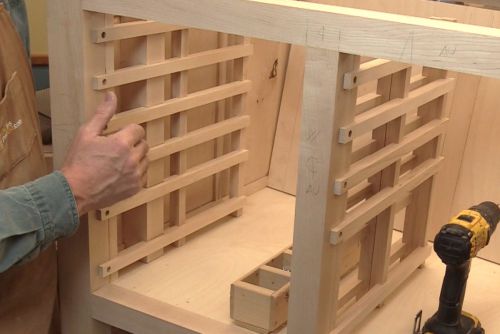 Installation des supports dans le b�ti du meuble