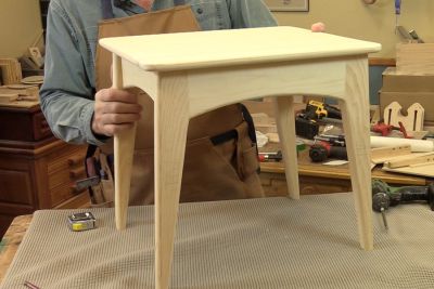 Petite table � goujons