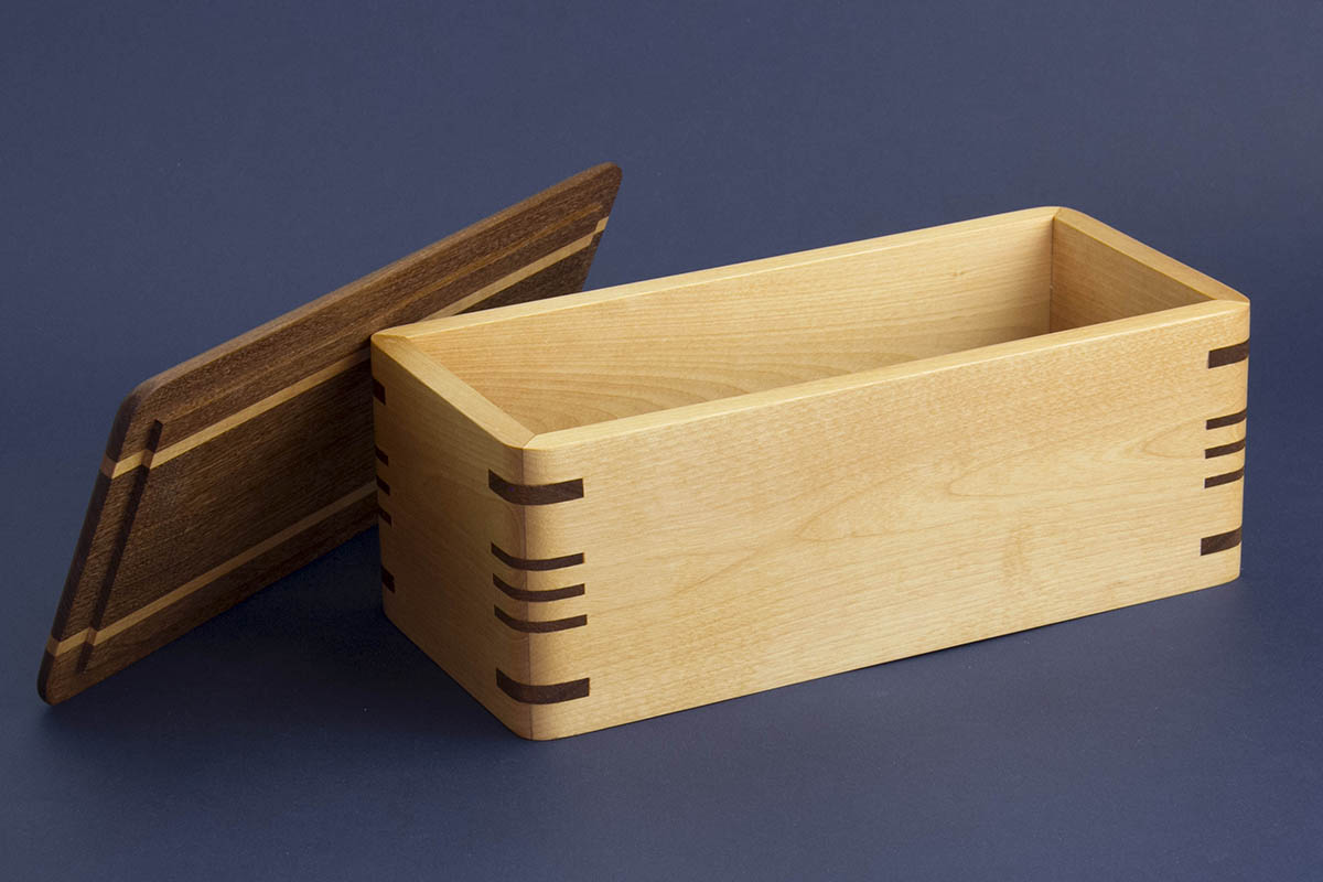 Coffret avec couvercle ins�r� dans une feuillure