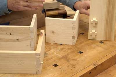Assemblages de planches en coins